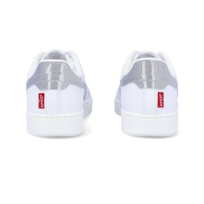 Sapatilhas brancas com detalhes prateados e etiqueta vermelha Levis no calcanhar