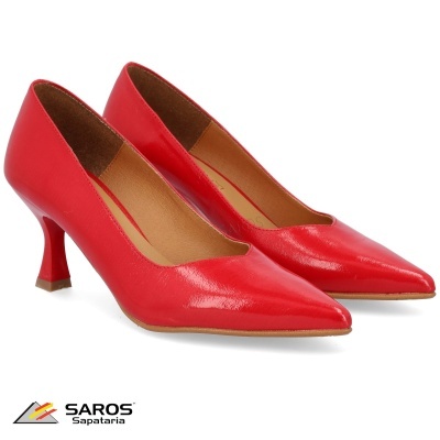 Sapatos vermelhos de salto médio fino com bico fino