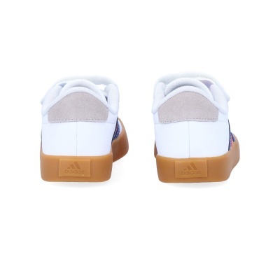 Sapatilhas Adidas brancas com sola castanha vistas de trás