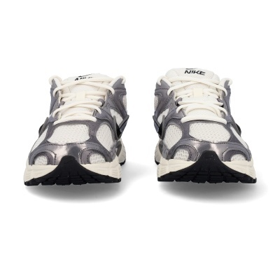 Par de sapatilhas Nike cinza e branco com logo na língua