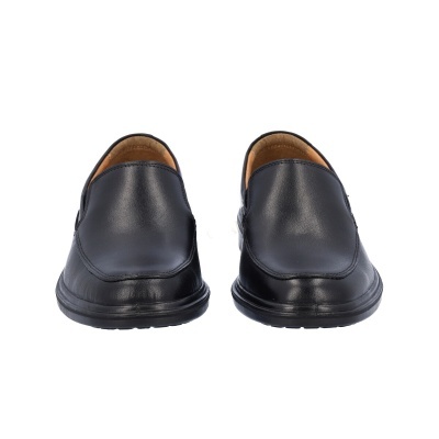 Sapatos pretos de couro masculino em fundo branco