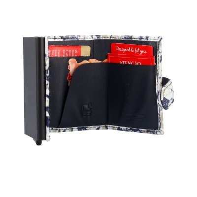 Carteira feminina azul, branco e bege com interior preto e cartões vermelhos