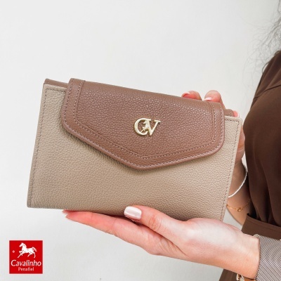 Carteira em pele castanha e bege com logótipo CV dourado