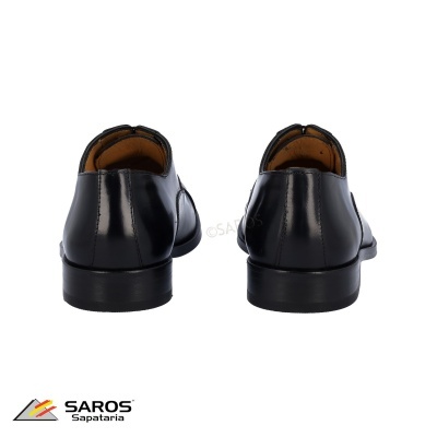 Par de sapatos sociais pretos de couro vistos por trás