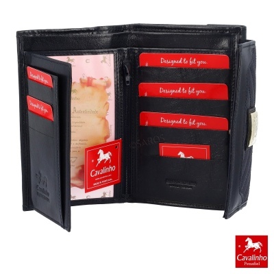 Carteira preta aberta com vários compartimentos e etiquetas vermelhas Cavalinho