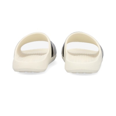 Chinelos estilo slide creme com riscas pretas vistos por trás