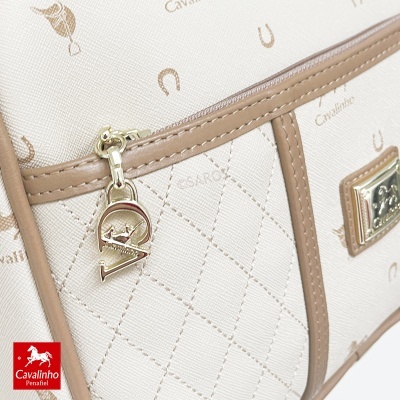 Mala bege matelassê com detalhes castanhos e fecho dourado Cavalinho