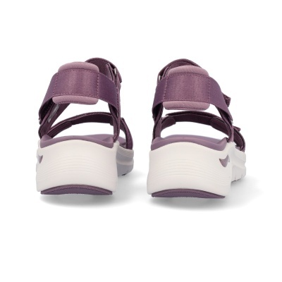 Par de sandálias desportivas cor de roxo com sola branca alta vistas de trás