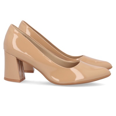 Sapatos de salto alto bege em verniz com salto largo transparente