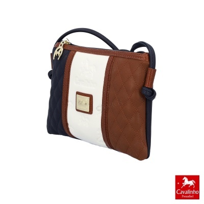 Mala pequena tipo carteira castanho, branco e azul escuro com textura matelassê e fecho dourado