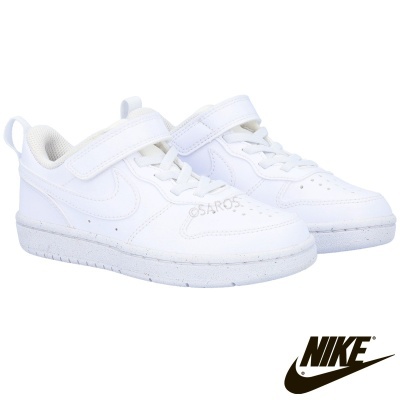 Sapatilhas infantis brancas Nike com velcro e atacadores sobre fundo branco