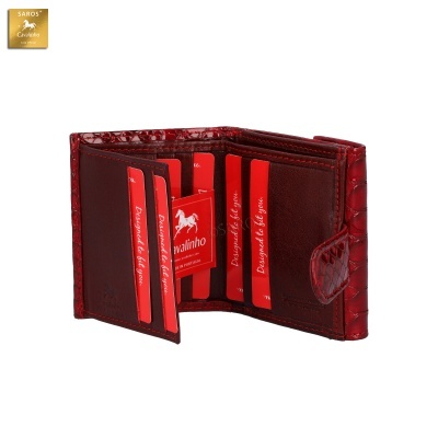 Carteira vermelha em couro com textura de pele de crocodilo