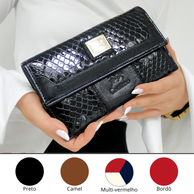 Carteira preta com padrão de escamas e detalhes em pele lisa, com placa metálica Cavalinho.