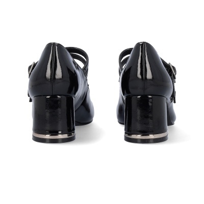 Sapatos femininos pretos em verniz com salto grosso