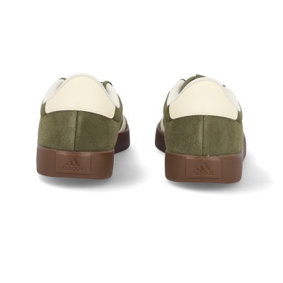 Ténis Adidas verde e creme vistos de trás com sola castanha