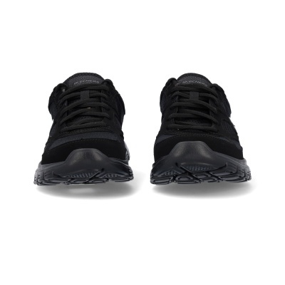 Par de sapatilhas pretas com sola preta vista frontal