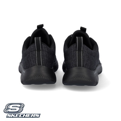 Ténis pretos Skechers vistos de trás com sola preta e faixa refletora