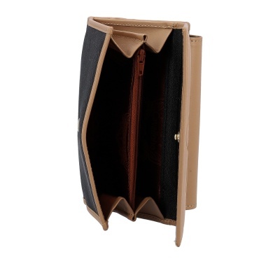 Carteira feminina castanha e preta aberta mostrando compartimento interno com fecho