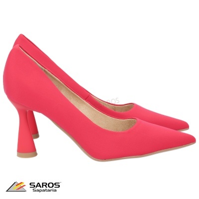 Sapatos de salto alto rosa com bico fino