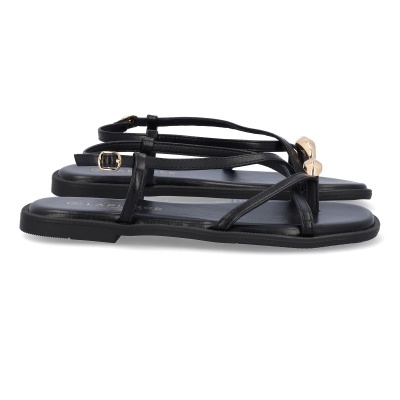Sandálias rasas pretas com tiras finas em pele e detalhes dourados em fundo branco