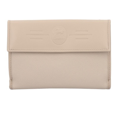 Carteira bege em pele com fecho de aba e logo em relevo