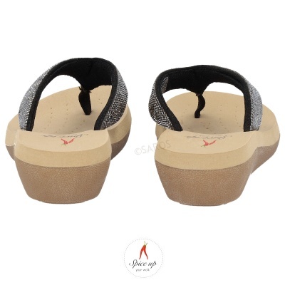 Chinelos com sola bege e tiras pretas com brilho