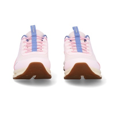 Par de ténis desportivos cor-de-rosa com detalhes lilases e sola castanha