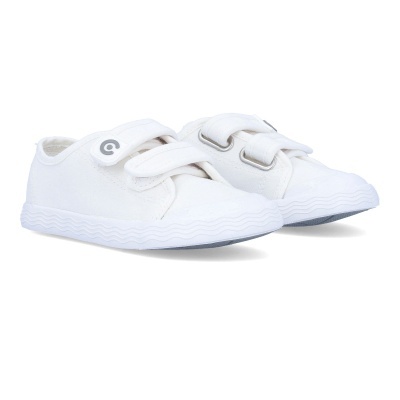 Sapatilhas brancas com fecho em velcro e sola branca.