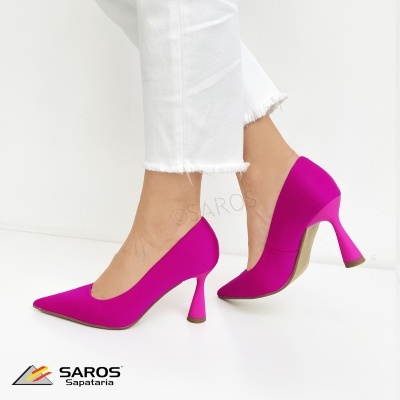 Sapatos de salto alto rosa em fundo branco