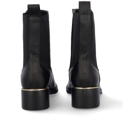 Botas pretas com salto médio largo, detalhe dourado na base do salto e faixa vertical traseira texturizada