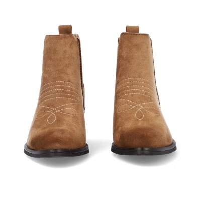 Botas curtas castanhas em camurça com bordado branco