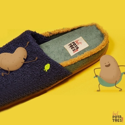 Chinelo felpudo azul e verde com borda amarela e etiqueta 'hot POTATOES!' em fundo amarelo com ilustrações de batatas animadas