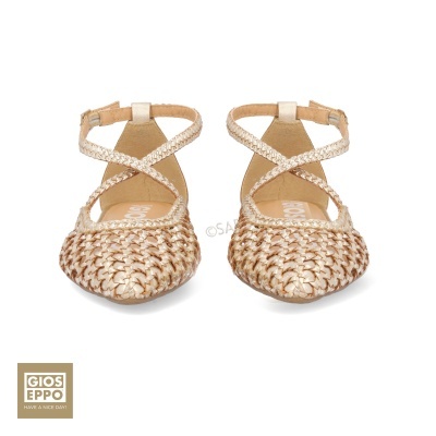 Sapatos rasos femininos bege trançados com tiras cruzadas