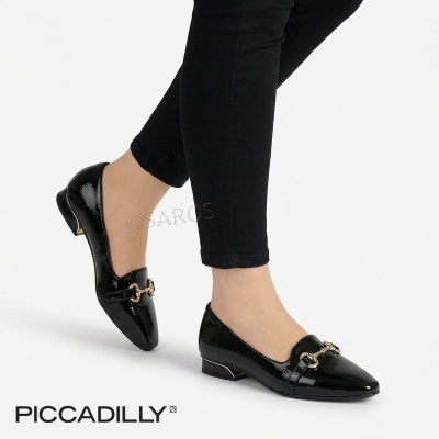 Sapatos mocassim pretos brilhantes com detalhe dourado e salto baixo