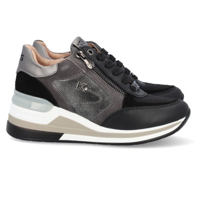 Ténis de senhora em preto, cinzento e bege com fecho de correr lateral e atacadores.