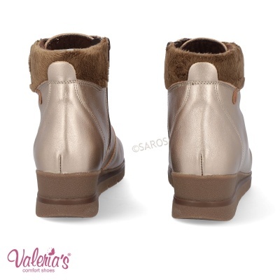 Botas femininas douradas com forro de pelo castanho vistas de trás