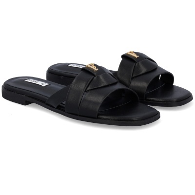 Chinelos pretos de sola plana com tiras cruzadas em couro sintético e detalhe dourado
