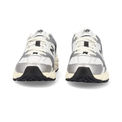 Ténis de corrida New Balance brancos e cinza vistos de frente