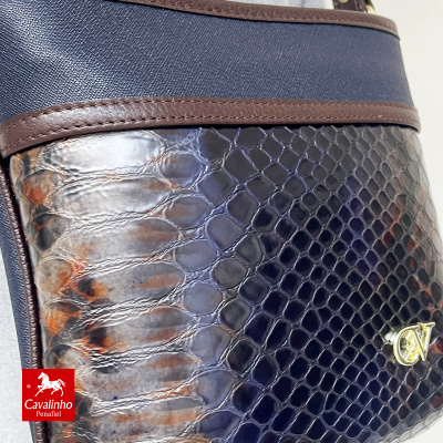 Mala Cavalinho com padrão pele de cobra e detalhes em pele azul e castanha