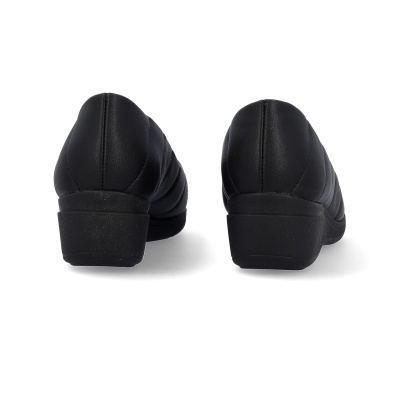 Sapatos pretos de salto baixo vistos de trás sobre fundo branco
