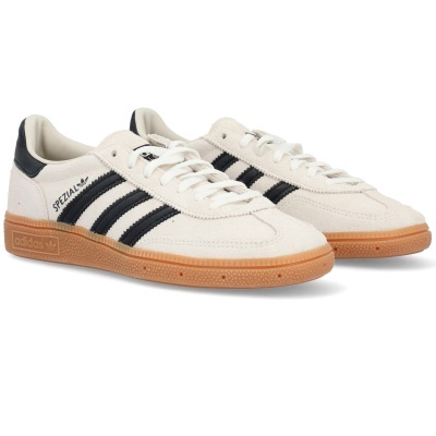 Ténis Adidas Spezial em camurça bege com riscas pretas e sola castanha.