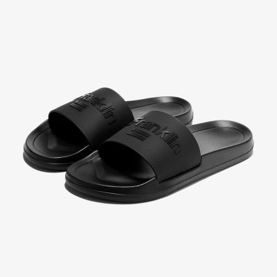 Chinelos pretos de tira larga com texto em relevo franklin