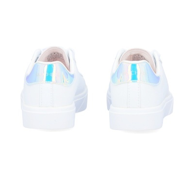 Sapatilhas brancas com detalhe iridescente azulado atrás vistas de trás
