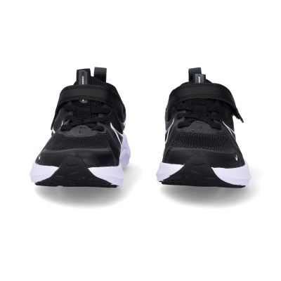 Ténis desportivos pretos com solado branco da marca Nike