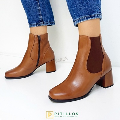 Botas de senhora em pele castanho claro com salto quadrado médio e elástico castanho escuro