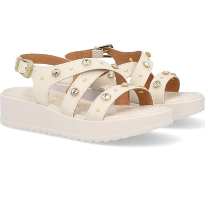 Sandálias brancas com tachas e pedras brilhantes