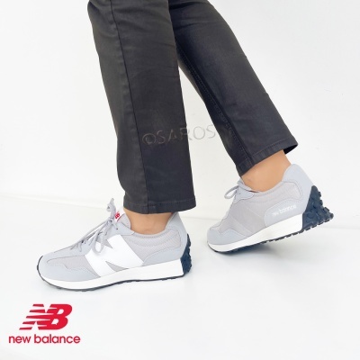 Sapatilhas New Balance cinza claro com sola preta e atacadores cinza