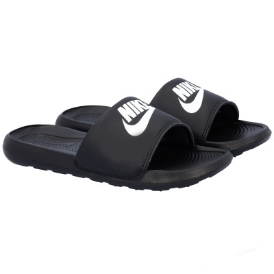 Chinelos pretos Nike com logótipo branco.