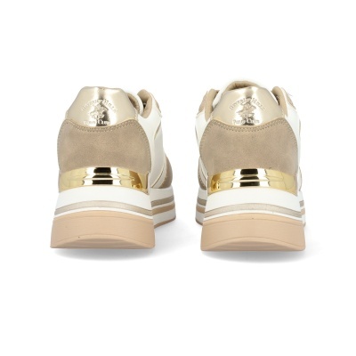 Sapatilhas bege e douradas vistas de trás