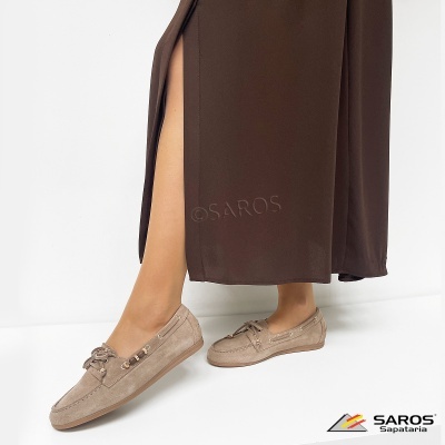 Sapatos mocassins em camurça bege com atacadores e vestido castanho